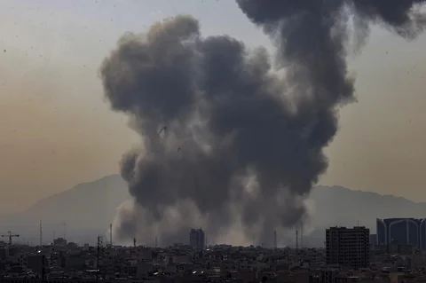 Kepulan asap membubung setelah ledakan yang dilaporkan terjadi di Teheran, Iran, Sabtu (28/02/2026).