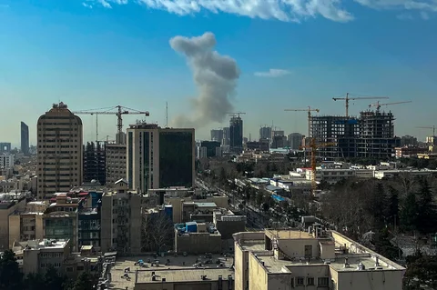 Kepulan asap membubung setelah ledakan yang dilaporkan terjadi di Teheran, Iran, Sabtu (28/02/2026).