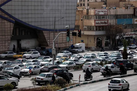 Para pengendara mobil melintas di sebuah jalan di pusat kota Teheran, Iran, Sabtu (28/02/2026).