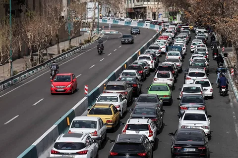 Para pengendara mobil melintas di sebuah jalan di pusat kota Teheran, Iran, Sabtu (28/02/2026).