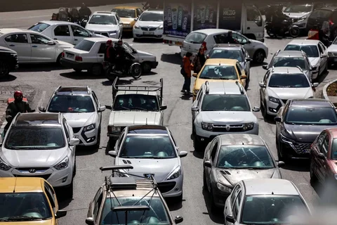Para pengendara mobil melintas di sebuah jalan di pusat kota Teheran, Iran, Sabtu (28/02/2026).