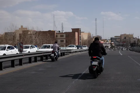 Kendaraan melintas di jembatan setelah serangan Israel di Teheran, Iran, Sabtu (28/02/2026).