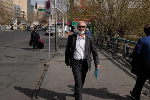 Orang-orang berjalan di jalanan setelah serangan Israel di Teheran, Iran, Sabtu (28/02/2026).