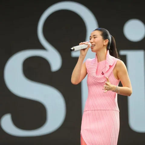 Penyanyi Christie turun dari panggung dan menyapa penonton secara langsung saat membuka KLBB 2026 di Stadion Madya Senayan Jakarta Sabtu  (28/02/2026).
