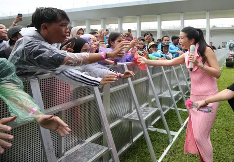 Penyanyi Christie turun dari panggung dan menyapa penonton secara langsung saat membuka KLBB 2026 di Stadion Madya Senayan Jakarta Sabtu  (28/02/2026).