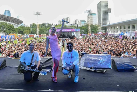 Penyanyi Christie menyapa penonton secara langsung saat membuka KLBB 2026 di Stadion Madya Senayan Jakarta Sabtu  (28/02/2026).