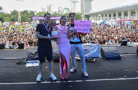 Penyanyi Christie menyapa penonton secara langsung saat membuka KLBB 2026 di Stadion Madya Senayan Jakarta Sabtu  (28/02/2026).