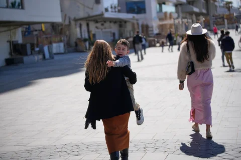 Orang-orang bergegas mencari perlindungan saat sirene peringatan berbunyi menyusul rudal yang ditembakkan ke arah Israel, di Tel Aviv, Israel, Sabtu (28/02/2026).