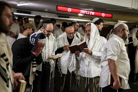 Umat Yahudi berdoa sambil berlindung di Tel Aviv, Israel, Sabtu (28/02/2026).