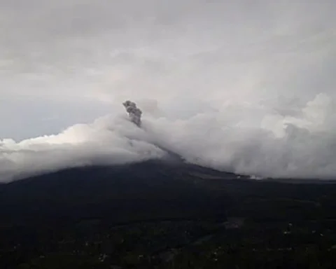 Gunung Semeru erupsi lagi
