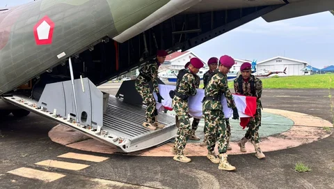 Upacara pelepasan jenazah dua prajurit Korps Marinir TNI AL sebagai penghormatan terakhir atas gugurnya saat menjalankan tugas negara di Bandara Lanudal, Pondok Cabe, Tangerang Selatan, Senin (02/02/2026).