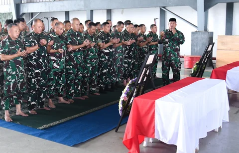Upacara pelepasan jenazah dua prajurit Korps Marinir TNI AL sebagai penghormatan terakhir atas gugurnya saat menjalankan tugas negara di Bandara Lanudal, Pondok Cabe, Tangerang Selatan, Senin (02/02/2026).