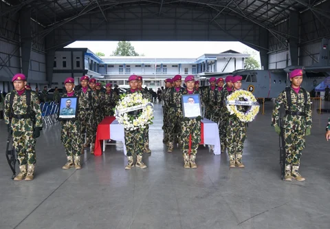 Upacara pelepasan jenazah dua prajurit Korps Marinir TNI AL sebagai penghormatan terakhir atas gugurnya saat menjalankan tugas negara di Bandara Lanudal, Pondok Cabe, Tangerang Selatan, Senin (02/02/2026).