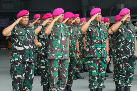 Panglima Korps Marinir  Letnan Jenderal TNI (Mar)  Endi Supardi saat memimpin upacara pelepasan jenazah dua prajurit Marinir TNI AL yang gugur akibat musibah tanah longsor  di Bandara Lanudal, Pondok Cabe, Tangerang Selatan, Senin (02/02/2026).