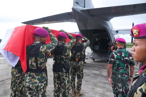 Upacara pelepasan jenazah dua prajurit Korps Marinir TNI AL sebagai penghormatan terakhir atas gugurnya saat menjalankan tugas negara di Bandara Lanudal, Pondok Cabe, Tangerang Selatan, Senin (02/02/2026).