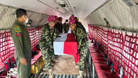 Keberangkatan dua jenazah prajurit Korps Marinir TNI AL di Bandara Lanudal, Pondok Cabe, Tangerang Selatan, Senin (02/02/2026).
