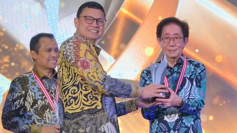 Kepala BPOM RI, Prof. dr. Taruna Ikrar, M.Biomed., MD., Ph.D menyerahkan penghargaan kepada BPOM Achievement Award kepada Direktur PT Industri Jamu Dan Farmasi Sido Muncul Tbk, Dr. (H.C.) Irwan Hidayat dalam Malam Inagurasi HUT BPOM ke-25 Tahun di Auditorium Gedung Merah Putih BPOM, Jakarta Pusat, Sabtu (31/1/2026).