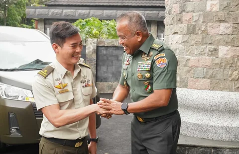 Wakil Kepala Staf Angkatan Darat Letnan Jenderal TNI Muhammad Saleh Mustafa menerima kunjungan kehormatan Wakasad Singapura Brigadier General Wong Shi Min di Mabesad Jakarta. Senin (02/02/2026).