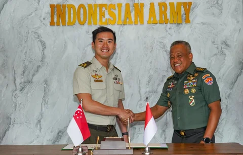 Wakil Kepala Staf Angkatan Darat Letnan Jenderal TNI Muhammad Saleh Mustafa menerima kunjungan kehormatan Wakasad Singapura Brigadier General Wong Shi Min di Mabesad Jakarta. Senin (02/02/2026).