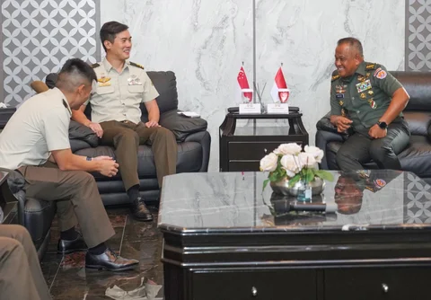 Wakil Kepala Staf Angkatan Darat Letnan Jenderal TNI Muhammad Saleh Mustafa menerima kunjungan kehormatan Wakasad Singapura Brigadier General Wong Shi Min di Mabesad Jakarta. Senin (02/02/2026).