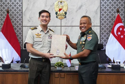 Wakil Kepala Staf Angkatan Darat Letnan Jenderal TNI Muhammad Saleh Mustafa menerima kunjungan kehormatan Wakasad Singapura Brigadier General Wong Shi Min di Mabesad Jakarta. Senin (02/02/2026).
