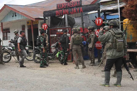Personel Satgas Operasi Damai Cartenz 2026 melakukan pengamanan Bandara Bilogai Sugapa, Kabupaten Intan Jaya, Papua Tengah, Senin (02/02/2026).