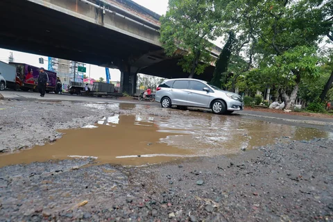 Sejumlah pengendara melewati jalan rusak  di Jalan Gedong Panjang, Penjaringan Jakarta Utara, Selasa (03/02/2026).