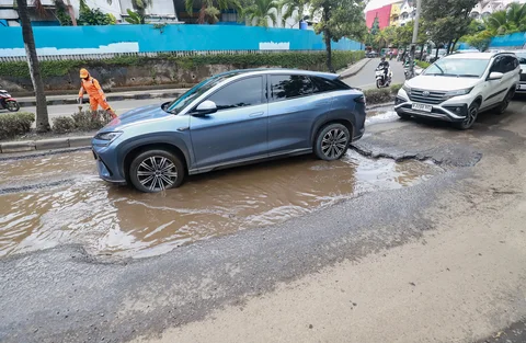 Sejumlah pengendara melewati jalan rusak  di Jalan  Mitra Bahari, Penjaringan Jakarta Utara, Selasa (03/02/2026).