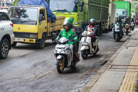 Sejumlah pengendara melewati jalan rusak  di Jalan Gedong Panjang, Penjaringan Jakarta Utara, Selasa (03/02/2026).