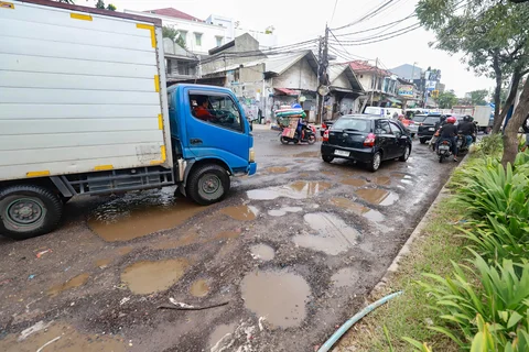 Sejumlah pengendara melewati jalan rusak  di Jalan Gedong Panjang, Penjaringan Jakarta Utara, Selasa (03/02/2026).