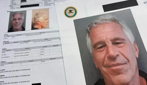 Dokumen dari berkas Jeffrey Epstein yang dirilis Kementerian Kehakiman Amerika Serikat difoto pada Jumat, 2 Januari 2026. (Dok. AP/Jon Elswick, arsip)
