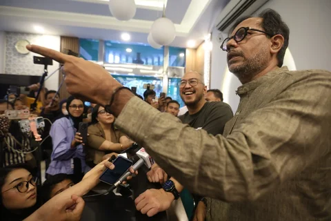 Komika Panji Pragiwaksono didampingi kuasa hukumnya Haris Azhar saat mendatangi Kantor MUI di Jalan Proklamasi, Jakarta, Selasa (03/02/2026).