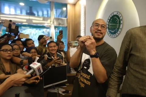 Komika Panji Pragiwaksono saat mendatangi Kantor MUI di Jalan Proklamasi, Jakarta, Selasa (03/02/2026).
