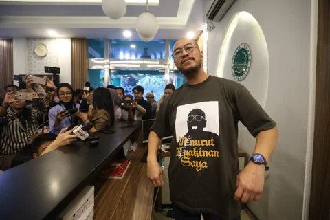Komika Panji Pragiwaksono saat mendatangi Kantor MUI di Jalan Proklamasi, Jakarta, Selasa (03/02/2026).