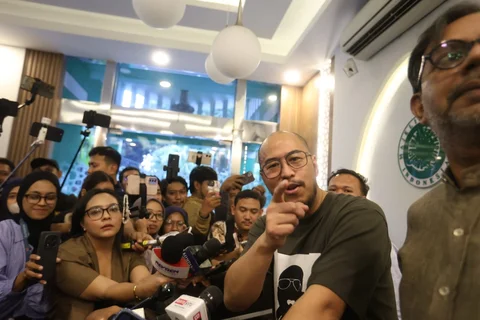 Komika Panji Pragiwaksono saat mendatangi Kantor MUI di Jalan Proklamasi, Jakarta, Selasa (03/02/2026).