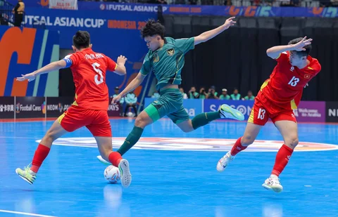 Pemain Timnas Futsal Indonesia, Firman Adriansyah berusaha mencetak gol ke gawang Vietnam dalam laga perempat final Piala Asia Futsal 2026 di Indonesia Arena, Senayan, Jakarta, Selasa (03/02/2026).