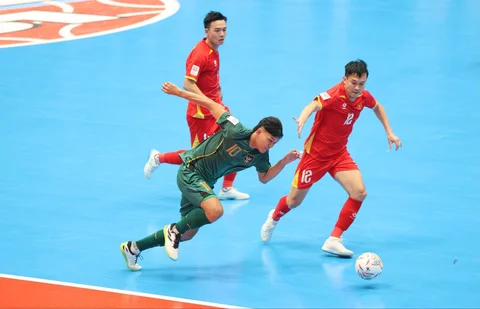 Pemain Timnas Futsal Indonesia, Firman Adriansyah menggiring bola dibayangi pemain Vietnam, Tu Minh Quang dalam laga perempat final Piala Asia Futsal 2026 di Indonesia Arena, Senayan, Jakarta, Selasa (03/02/2026).