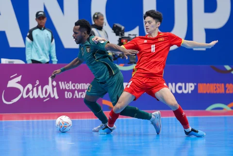 Pemain Timnas Futsal Indonesia, Wendy Brian berebut bola dengan pemain Vietnam, Vu Ngoc Anh dalam laga perempat final Piala Asia Futsal 2026 di Indonesia Arena, Senayan, Jakarta, Selasa (03/02/2026).
