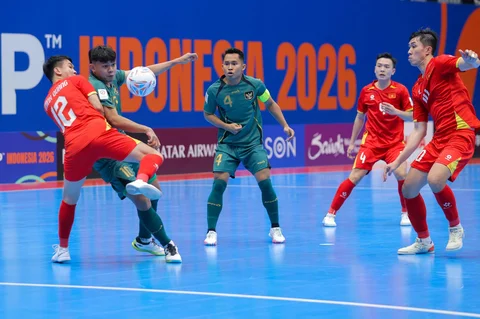 Para pemain Timnas Futsal Indonesia berebut bola dengan pemain Vietnam dalam laga perempat final Piala Asia Futsal 2026 di Indonesia Arena, Senayan, Jakarta, Selasa (03/02/2026).