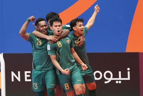 Para pemain Timnas Futsal Indonesia merayakan gol yang dicetak oleh Ardiansyah Nur dalam laga perempat final Piala Asia Futsal 2026 melawan Vietnam di Indonesia Arena, Senayan, Jakarta, Selasa (03/02/2026).