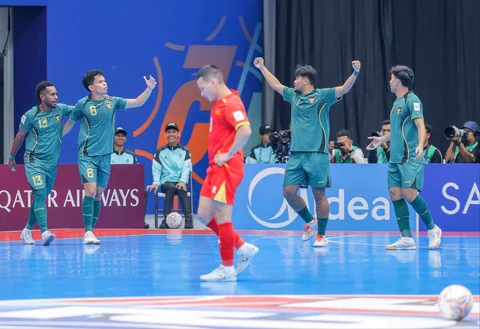 Para pemain Timnas Futsal Indonesia merayakan gol kedua timnya ke gawang Vietnam yang dicetak oleh Ardiansyah Nur (kedua kanan) dalam laga perempat final Piala Asia Futsal 2026 di Indonesia Arena, Senayan, Jakarta, Selasa (03/02/2026).