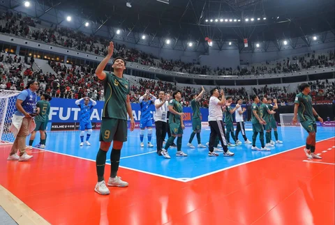 Pemain Timnas Futsal Indonesia menyapa penonton usai pertandingan melawan Vietnam dalam laga perempat final Piala Asia Futsal 2026 di Indonesia Arena, Senayan, Jakarta, Selasa (03/02/2026).