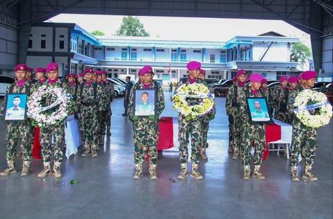 Upacara militer bagi  tiga jenazah prajurit Korps Marinir korban bencana tanah longsor Cisarua di Lanudal Pondok Cabe Tangerang Selatan, Selasa (03/02/2026).