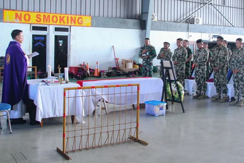 Upacara militer bagi  tiga jenazah prajurit Korps Marinir korban bencana tanah longsor Cisarua di Lanudal Pondok Cabe Tangerang Selatan, Selasa (03/02/2026).