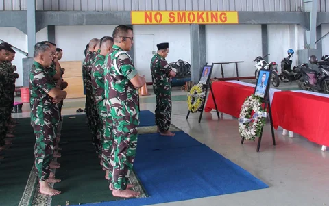 Upacara militer bagi  tiga jenazah prajurit Korps Marinir korban bencana tanah longsor Cisarua di Lanudal Pondok Cabe Tangerang Selatan, Selasa (03/02/2026).