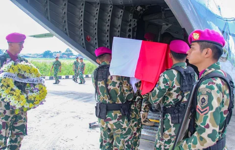 Upacara militer bagi  tiga jenazah prajurit Korps Marinir korban bencana tanah longsor Cisarua di Lanudal Pondok Cabe Tangerang Selatan, Selasa (03/02/2026).