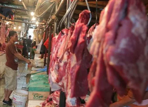 Aktivitas jual beli daging sapi di Pasar Senen, Jakarta, Jumat (5/8). Pemerintah mencabut ketentuan kewajiban importir daging untuk menyerap daging lokal sebanyak tiga persen dari total kuota