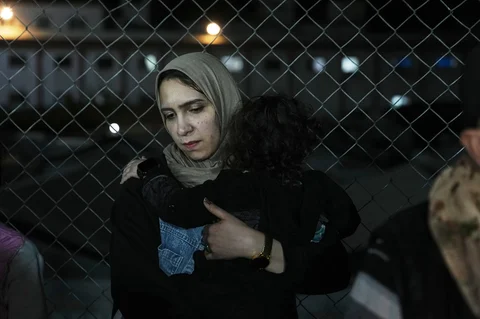 Amani Abu Talha bersama enam anaknya tiba di Rumah Sakit Nasser menggunakan bus, setelah termasuk dalam rombongan 40 warga Palestina yang diizinkan masuk ke Gaza dari Mesir usai pembukaan kembali perbatasan Rafah di Khan Younis, Jalur Gaza selatan, Rabu (04/02/2026).