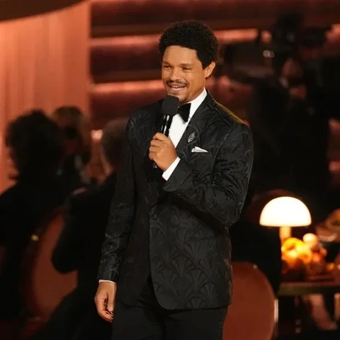 Pembawa acara Trevor Noah berbicara saat Grammy Awards ke-68 yang digelar pada Minggu, (1/2/2026) di Los Angeles, Amerika Serikat. Candaannya memicu emosi Donald Trump. (Dok. AP/Chris Pizzello)