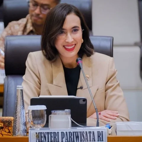 Menteri Pariwisata dan Ekonomi Kreatif Widiyanti Putri Wardhana memberikan klarifikasi terkait isu penolakan rapat dengan Komisi VII DPR RI, menegaskan hubungan kemitraan yang saling menghormati.